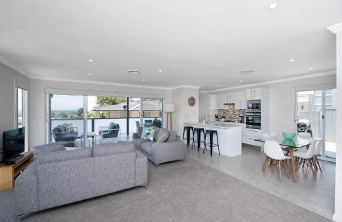 Corlette Casa | Signature House 52 Saratoga Avenue