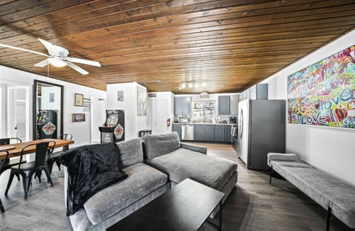 Streetsboro Cabina | Silly Goose At Heron Hill Retreat Hot Tub on Lake!