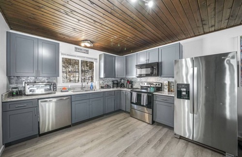 Streetsboro Cabina | Silly Goose At Heron Hill Retreat Hot Tub on Lake!