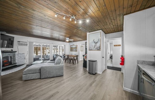 Streetsboro Cabina | Silly Goose At Heron Hill Retreat Hot Tub on Lake!