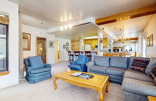 Mammoth Lakes Condominio | Silver Bear 18 Walk to Canyon Lodge, Cozy, Underground Parking by RedAwning