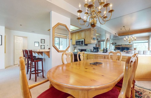 Mammoth Lakes Condominio | Silver Bear 18 Walk to Canyon Lodge, Cozy, Underground Parking by RedAwning