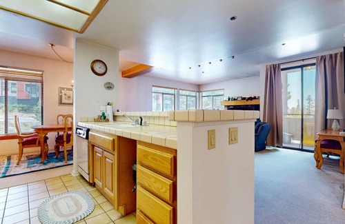 Mammoth Lakes Condominio | Silver Bear 18 Walk to Canyon Lodge, Cozy, Underground Parking by RedAwning