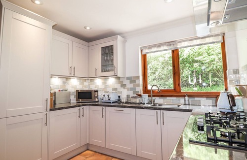 Ratagan Cabaña | SILVER BIRCH LODGE, pet friendly, character holiday cottage in Dornie