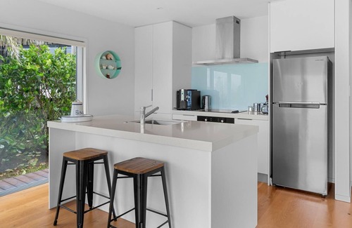 Langs Beach Casa | Silver Seas - Modern, sunny holiday home with sea views and self-contained studio