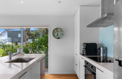 Langs Beach Casa | Silver Seas - Modern, sunny holiday home with sea views and self-contained studio