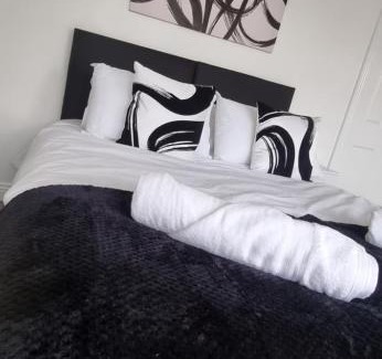Stoke-on-Trent Apartamento | Silver Serenity