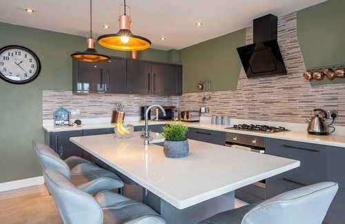 Goodwick Casa | Silver Stream, Holiday Property Goodwick, nr. Fishguard, Sleeps 8, 4 bedrooms, bathrooms
