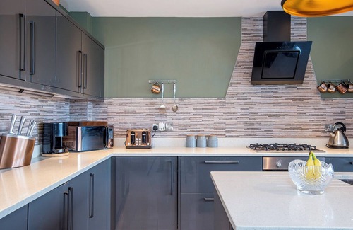 Goodwick Casa | Silver Stream, Holiday Property Goodwick, nr. Fishguard, Sleeps 8, 4 bedrooms, bathrooms