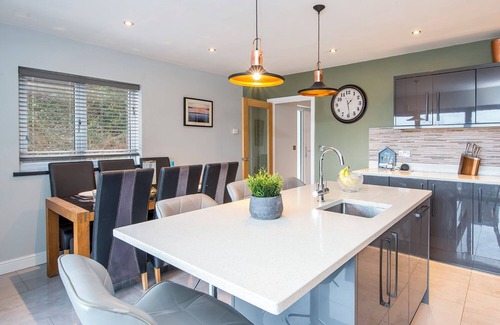 Goodwick Casa | Silver Stream, Holiday Property Goodwick, nr. Fishguard, Sleeps 8, 4 bedrooms, bathrooms