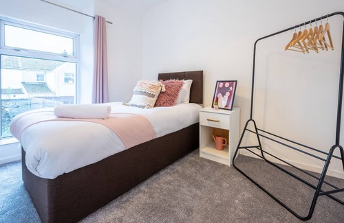 Abercwmboi Casa | Silver Street by Tŷ SA