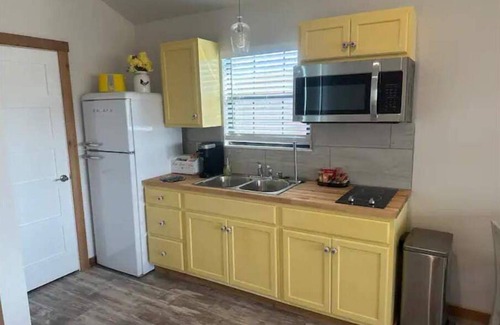Johnson City Cabina | SilverDollar Winery Yellow Rose