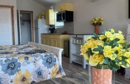 Johnson City Cabina | SilverDollar Winery Yellow Rose