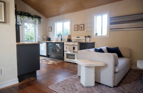 Silver Lake Casa | Silverlake's Bali Bungalow - ideal location, private balcony, A/C, free laundry!