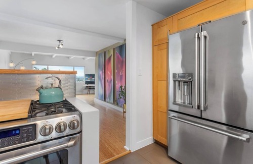 Los Feliz Apartamento | Silverlake stunner w/deck and Hollywood sign views