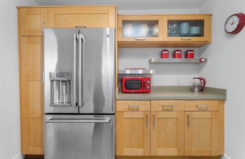 Los Feliz Apartamento | Silverlake stunner w/deck and Hollywood sign views