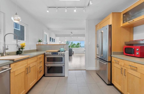 Los Feliz Apartamento | Silverlake stunner w/deck and Hollywood sign views