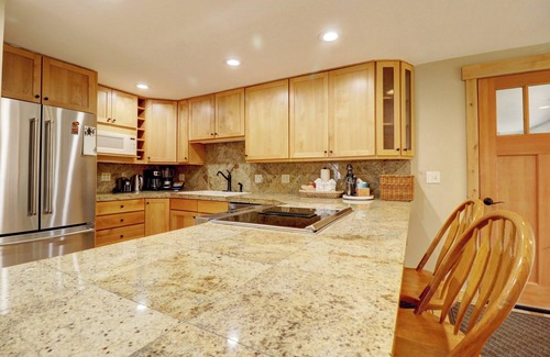 Willow Grove Casa | Silverthorne Escape, Big Views, 1 Car Private Garage