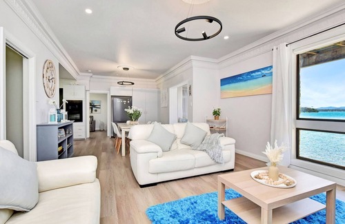 Silverwater Casa | Silverwater Serenity Shores Absolute Waterfront On The Lake