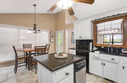 Mid America Casa | Silverwood: 5BR Lake+Hot Tub