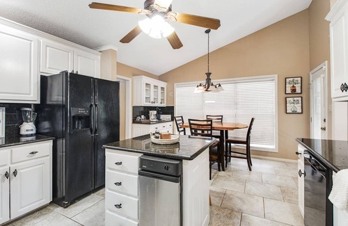Mid America Casa | Silverwood: 5BR Lake+Hot Tub