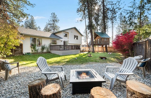 Post Falls Casa | Silverwood CDA Family Getaway Game Room Air Hockey Ping Pong Treehouse Yard AC