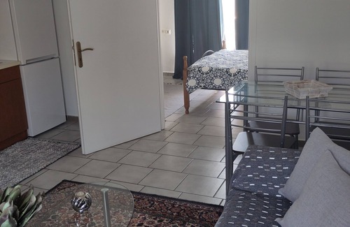 Ferma Apartamento | Silvia's Meltemi apartment with mountain and sea views