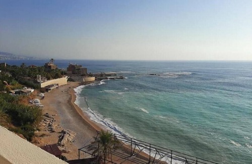 Aamchit Apartamento | Silvia's romantic Byblos beachfront Duplex with an amazing sea view