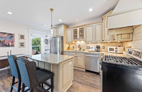Williamstown Casa | Simmons Estate - Sleeps 22 - Near Ark
