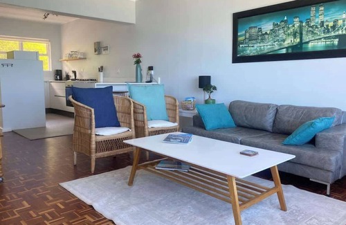 Redhill Apartamento | Scenic Simon’s Town Stay | Steps to Beach & Cafés