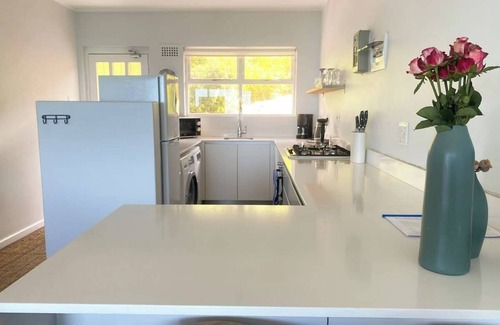Redhill Apartamento | Scenic Simon’s Town Stay | Steps to Beach & Cafés