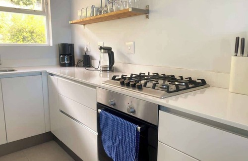 Redhill Apartamento | Scenic Simon’s Town Stay | Steps to Beach & Cafés