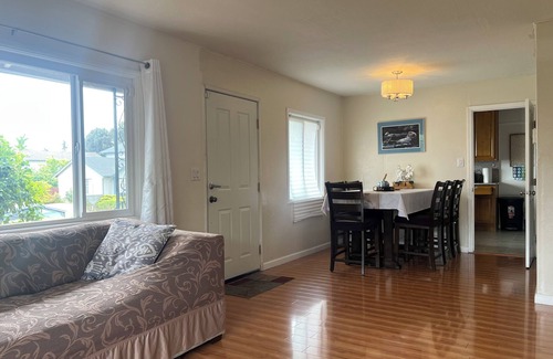Castro Valley Casa | Simple 3B1B with Laundry, Parking and Yard - 3604