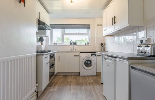 Newcastle-Under-Lyme Apartamento | Simple Comforts: 2BR Flat with Free Parking in Newcastle-under-Lyme