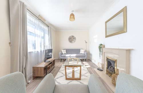 Newcastle-Under-Lyme Apartamento | Simple Comforts: 2BR Flat with Free Parking in Newcastle-under-Lyme