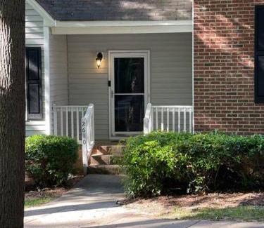 Southwest Raleigh Apartamento | Simple Elegant Townhouse DT Raleigh NCSU