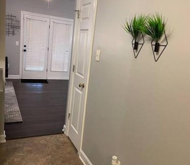 Southwest Raleigh Apartamento | Simple Elegant Townhouse DT Raleigh NCSU