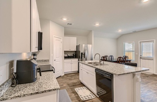 Austin Casa | Simple Lovely Home Close to the Airport & Tesla!