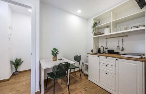 San Diego Apartamento | Simple & Quiet Stay Near Retiro: Ideal for Couples