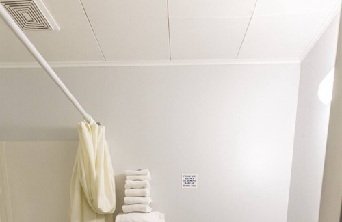 Creston Casa | Simple room with 2 queen beds, full bathroom.
