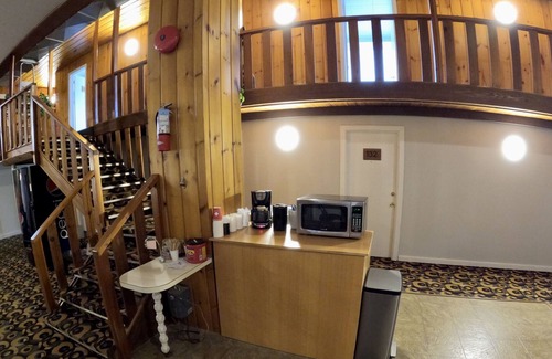 Creston Casa | Simple room with 2 queen beds, full bathroom.