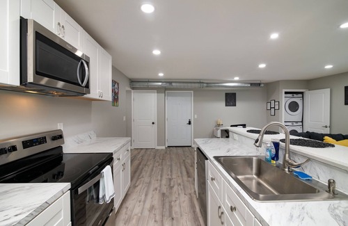 West Arlington Apartamento | Simplistic Retreat Near UTA with AC, WiFi in lovely Arlington