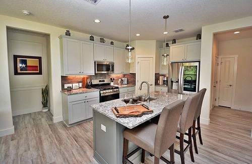 Canyon Lake Casa | Simply Irresistible, Family & Pet Friendly, 5 Minutes to Lake & River