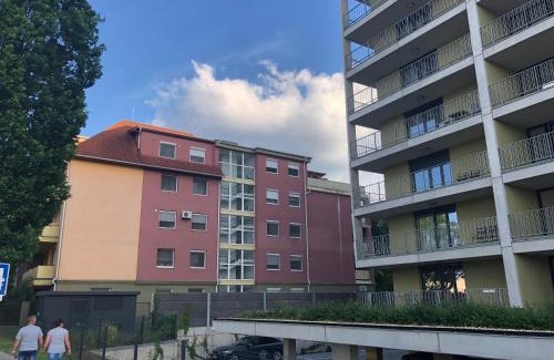 Debrecen Apartamento | SIMPLY LOVELY Modern Apartment with BALCONY!