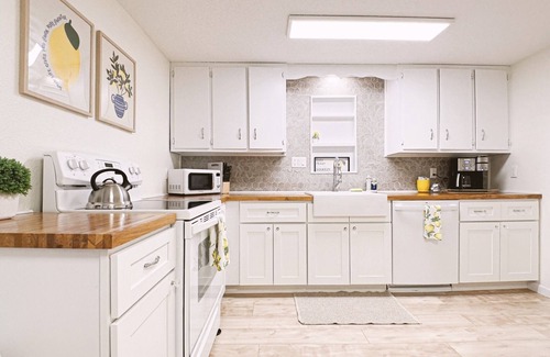 Salem Casa | Simply Salem Cottage - King beds - Dog Friendly!