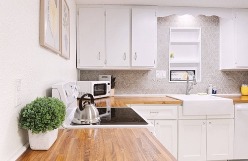 Salem Casa | Simply Salem Cottage - King beds - Dog Friendly!