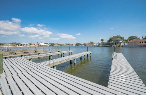 Harbor Oaks Casa | Simply Wonderful Condo with Bayview Private Pier and Pools
