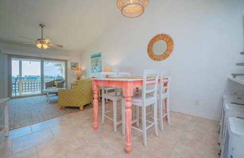 Harbor Oaks Casa | Simply Wonderful Condo with Bayview Private Pier and Pools