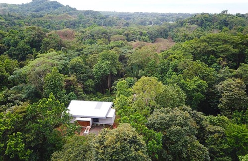 Savegre Casa | Sinfonía Tropical, ocean view, 5 minutes drive to Playa Linda, 15 to Dominical, wifi Starlink