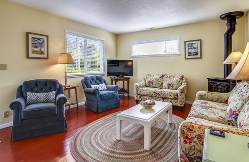 Downtown Cannon Beach Casa | Singing Sands - Beachcomber Vacation Homes